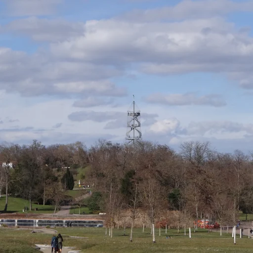 Killesbergturm mitten im Park