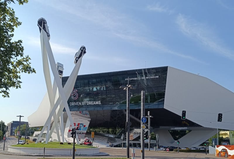 Porschemuseum mit Skulptur