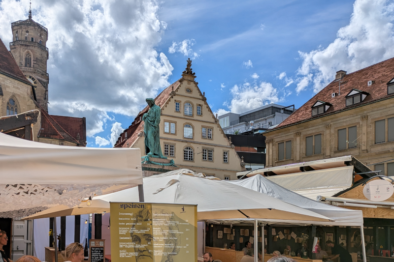 Weindorf auf dem Schillerplatz in Stuttgart